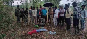 जींस पहने अज्ञात युवती का शव खेत में मिला