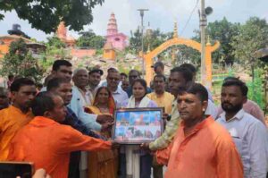 चतरा उपायुक्त पहुंची मोरशेरवा पहाड़ी, माता अष्टभुजी और बाबा विश्वकर्मा का लिया आशीर्वाद