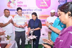 उपायुक्त साइकिल चला कर चलाया जागरूकता अभियान, गिद्धौर में जिला स्तरीय पोषण कार्यक्रम